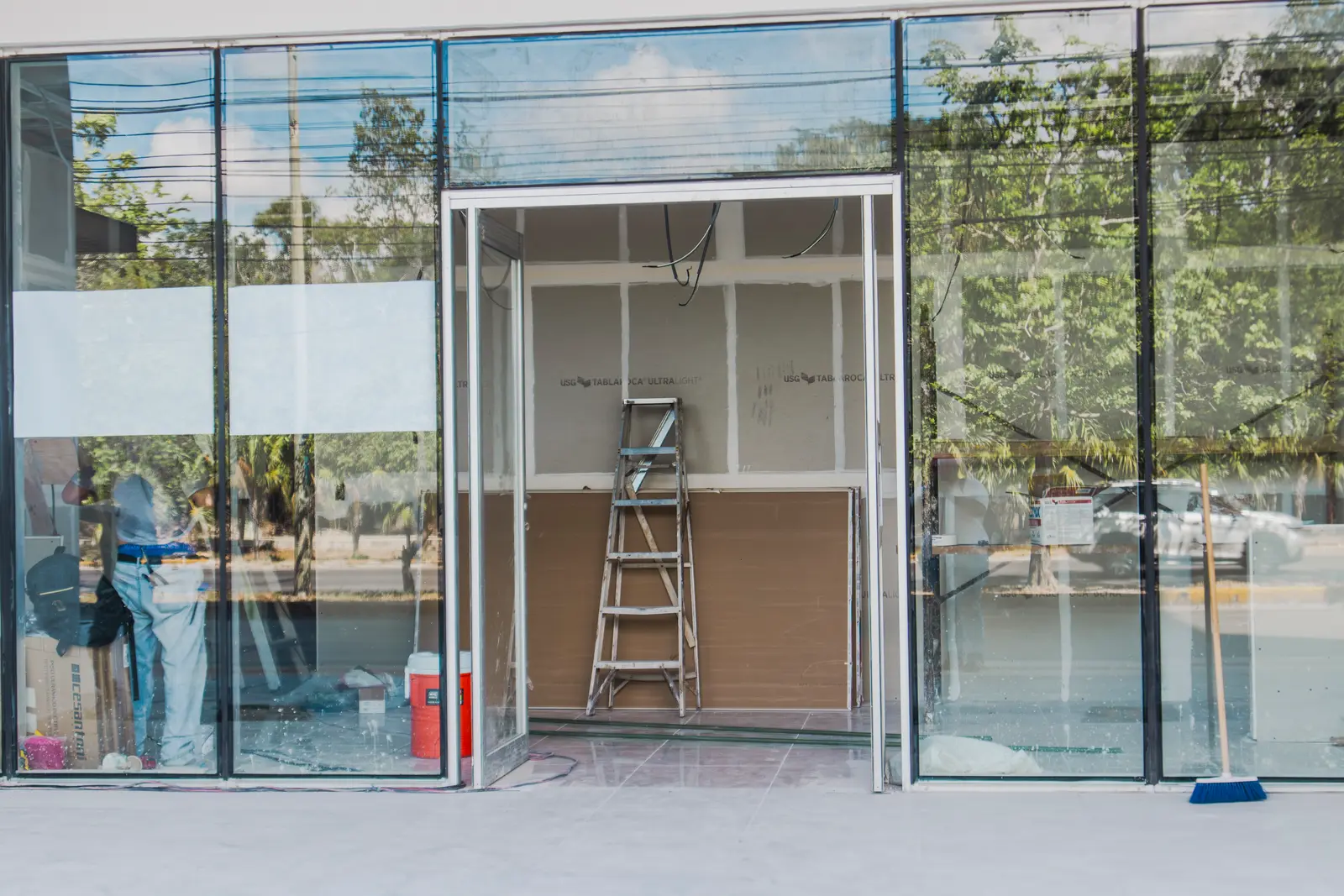Local con fachada de vidrio en proceso de obra