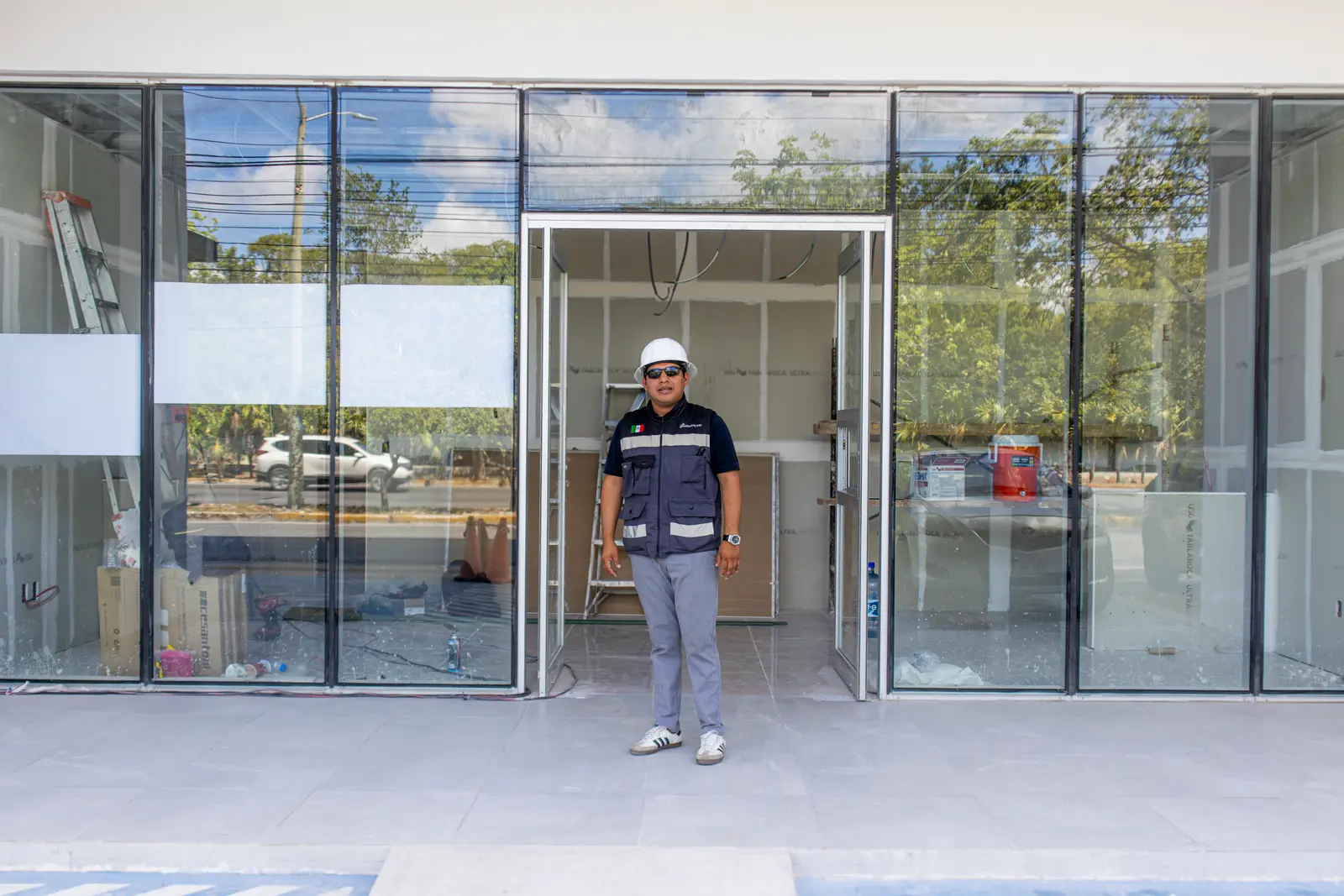 Ingeniero de Grupo VM supervisando un local en obra