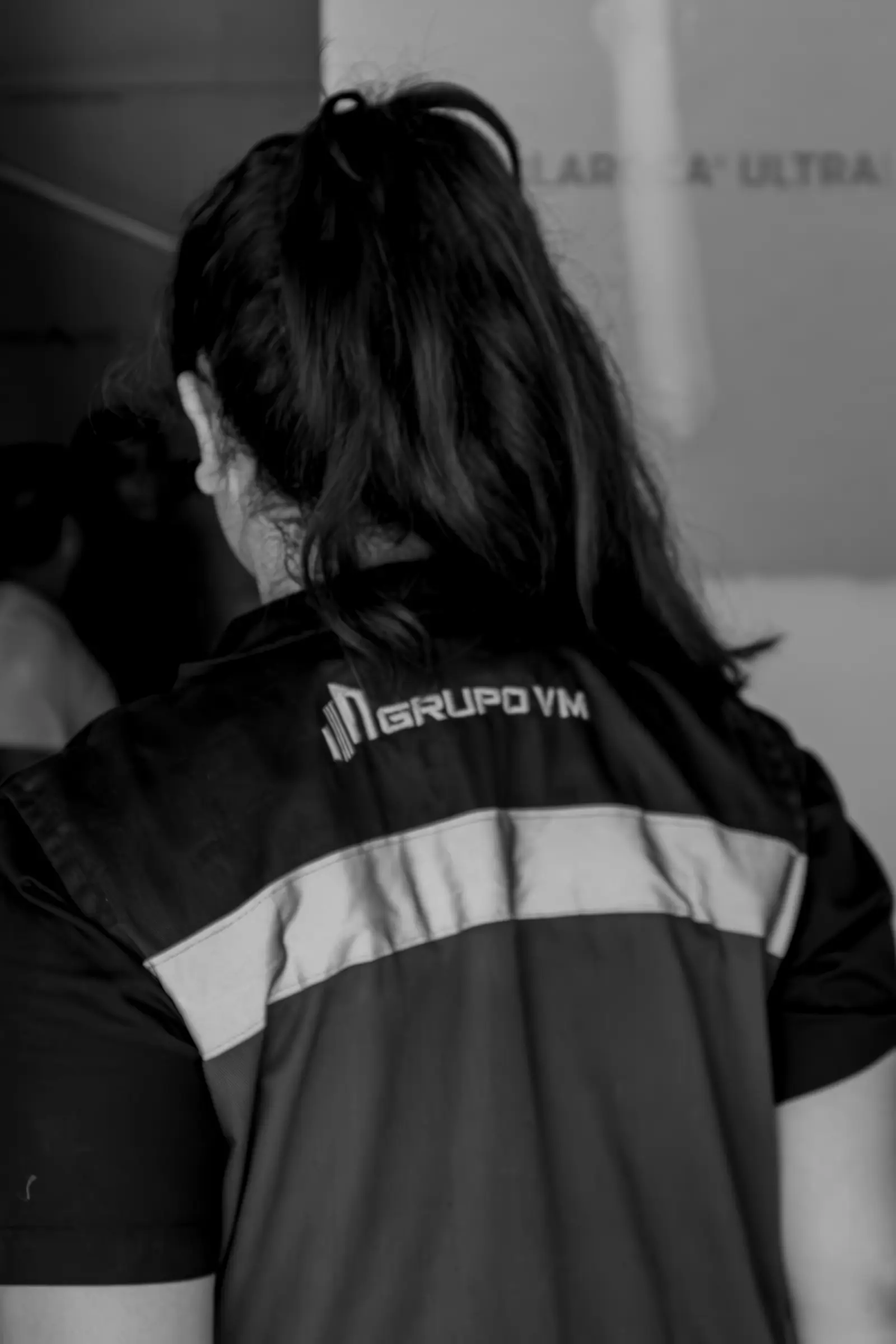 Integrante del equipo con chaleco de Grupo VM