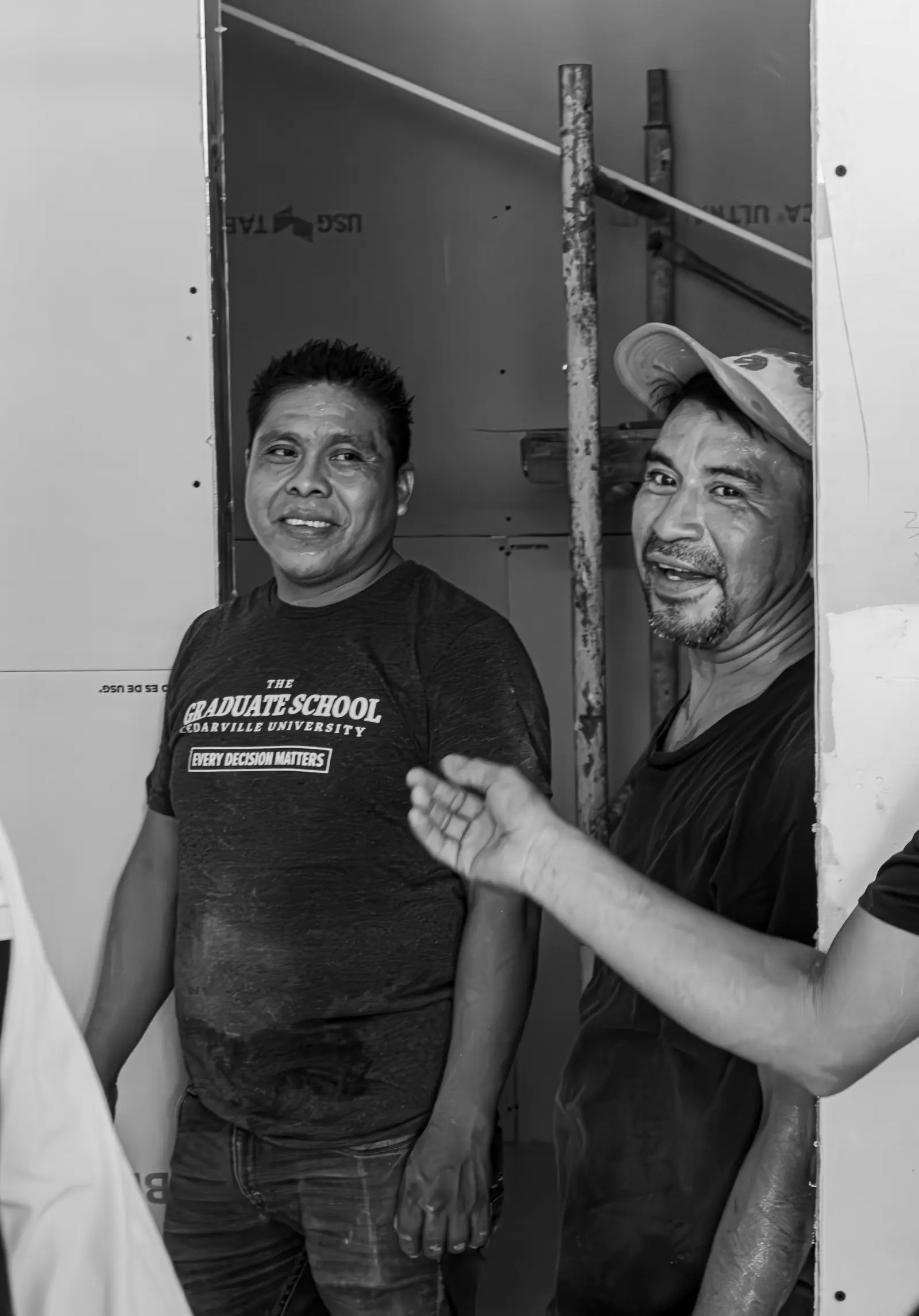 Dos integrantes del equipo sonriendo en obra
