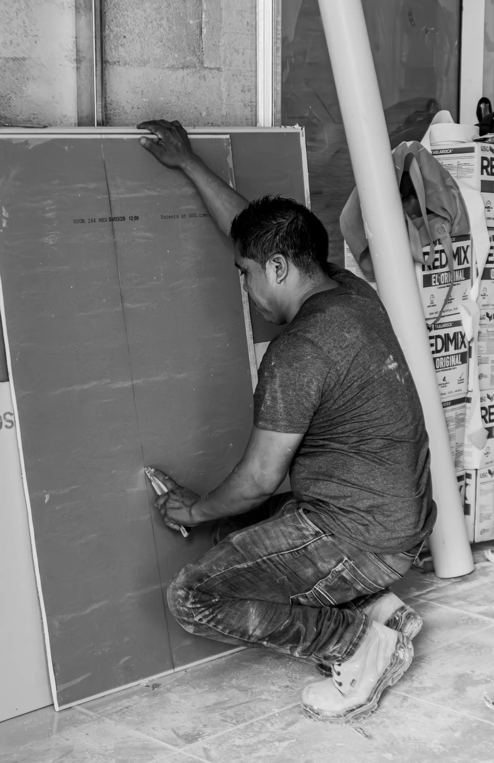 Trabajador instalando placa de tablaroca